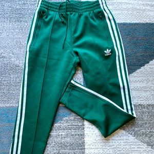 Adidas track pant in green. Very good condition. Zipper on legs